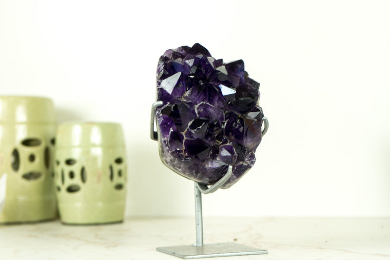Kleiner Amethyst-Cluster in AAA-Qualität mit großen, dunkelvioletten Drusenspitzen, natürlich