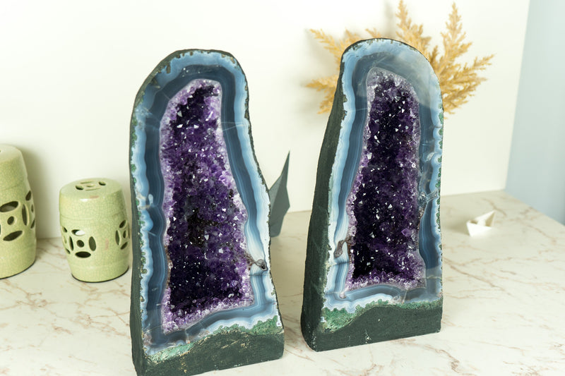 Buch-Matching-Paar seltener weißer und blauer Spitzenachate mit dunkelvioletten Amethyst-Geoden