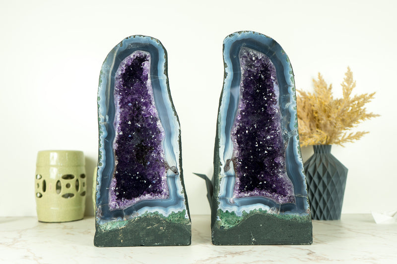 Buch-Matching-Paar seltener weißer und blauer Spitzenachate mit dunkelvioletten Amethyst-Geoden