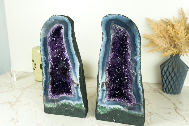 Buch-Matching-Paar seltener weißer und blauer Spitzenachate mit dunkelvioletten Amethyst-Geoden