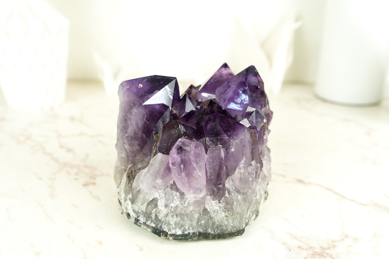 Amethyst-Cluster mit extragroßem lila Drusenmuster in Traubengelee, intakt, freistehend