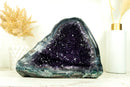 Alle natürlichen Amethyst-Geode mit tiefvioletter Amethyst-Druse und blauer Spitzenachat-Matrix