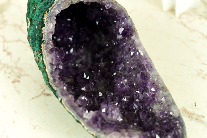 Alle natürlichen Amethyst-Geodenhöhlen mit lila Amethyst-Drusen