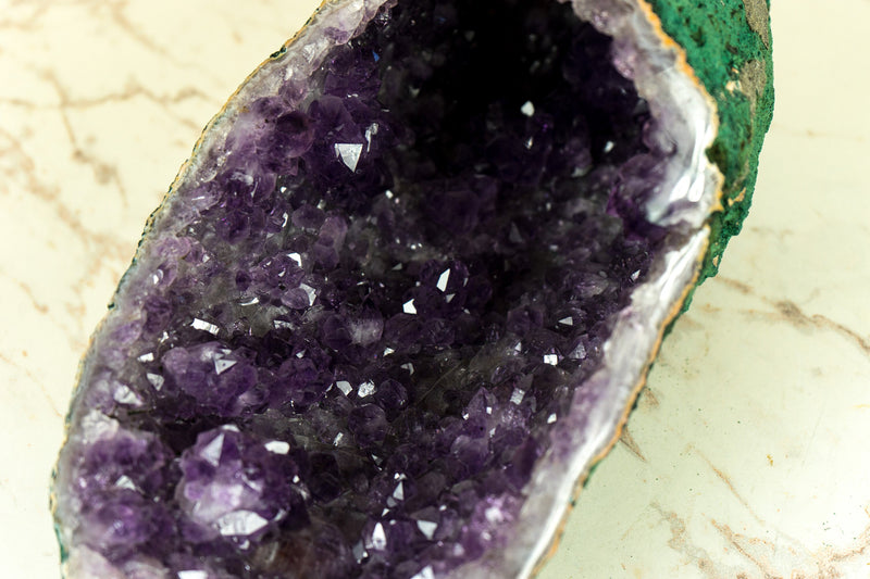 Alle natürlichen Amethyst-Geodenhöhlen mit lila Amethyst-Drusen