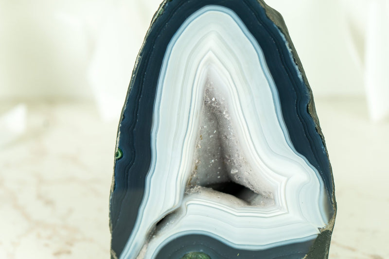 Wunderschöne blaue und weiße Spitze Achat Geode mit weißen Galaxy Druzy
