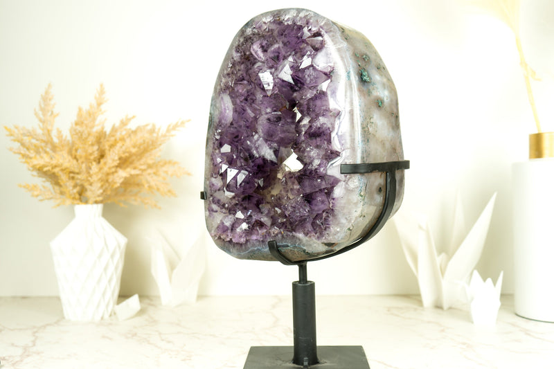 Seltene Amethyst-Krone-Geodenscheibe mit großem funkelndem Amethyst-Druzy auf einem drehbaren Ständer