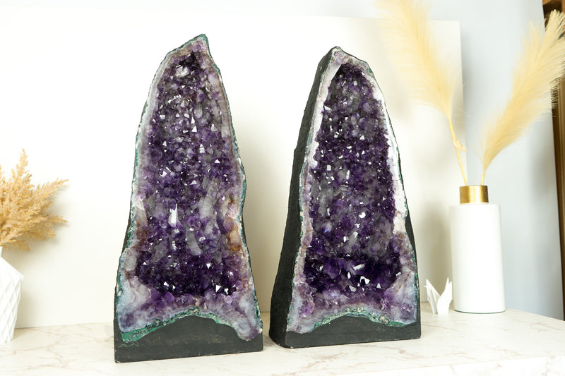 Paar große, tiefviolette Geodenkathedralen aus Amethystkristall mit seltener Drusenformation
