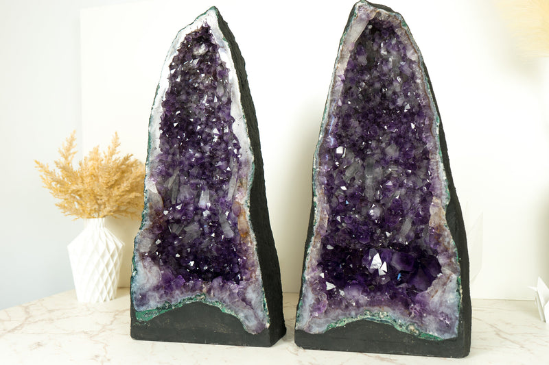 Paar große, tiefviolette Geodenkathedralen aus Amethystkristall mit seltener Drusenformation