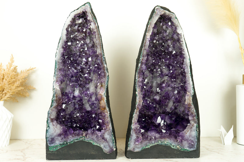 Paar große, tiefviolette Geodenkathedralen aus Amethystkristall mit seltener Drusenformation