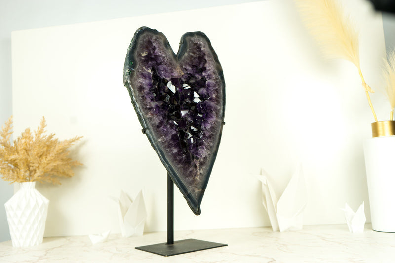 Natürlich geformtes großes Amethystherz mit dunkelviolettem Amethyst-Druzy