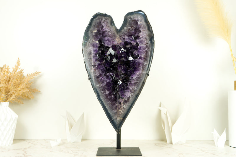 Natürlich geformtes großes Amethystherz mit dunkelviolettem Amethyst-Druzy