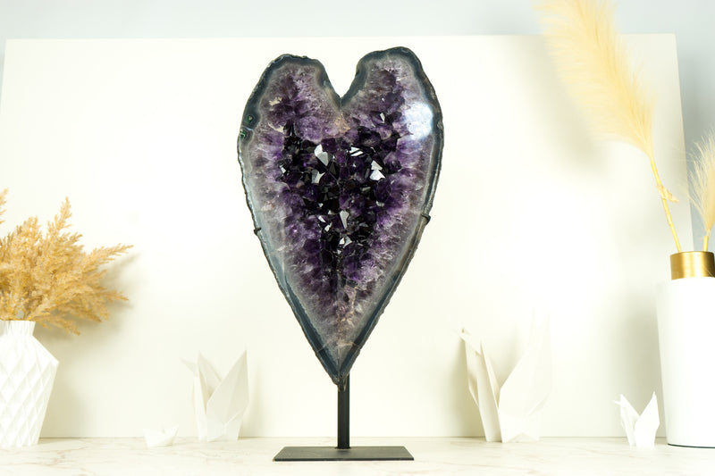 Natürlich geformtes großes Amethystherz mit dunkelviolettem Amethyst-Druzy