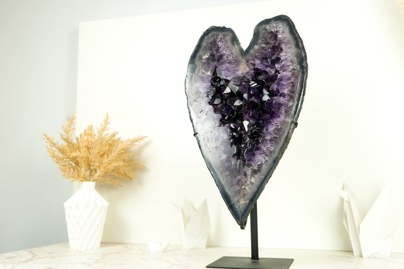 Natürlich geformtes großes Amethystherz mit dunkelviolettem Amethyst-Druzy