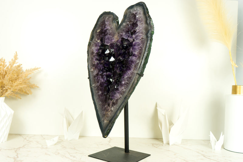 Natürlich geformtes großes Amethystherz mit dunkelviolettem Amethyst-Druzy