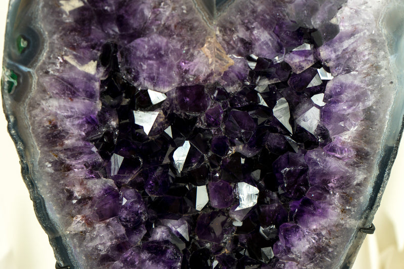 Natürlich geformtes großes Amethystherz mit dunkelviolettem Amethyst-Druzy
