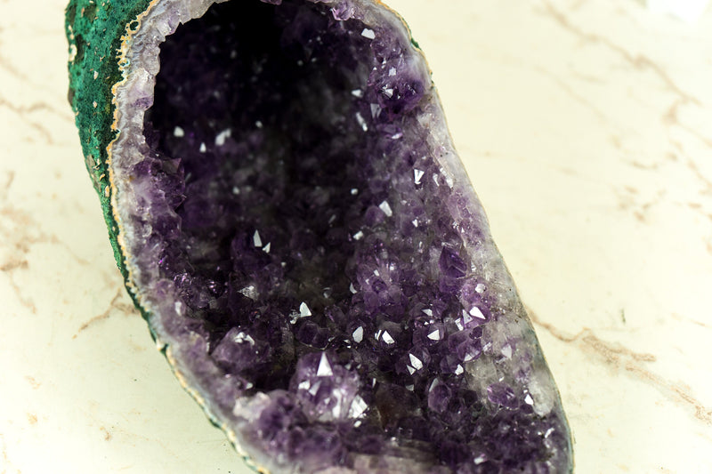 Alle natürlichen Amethyst-Geodenhöhlen mit lila Amethyst-Drusen