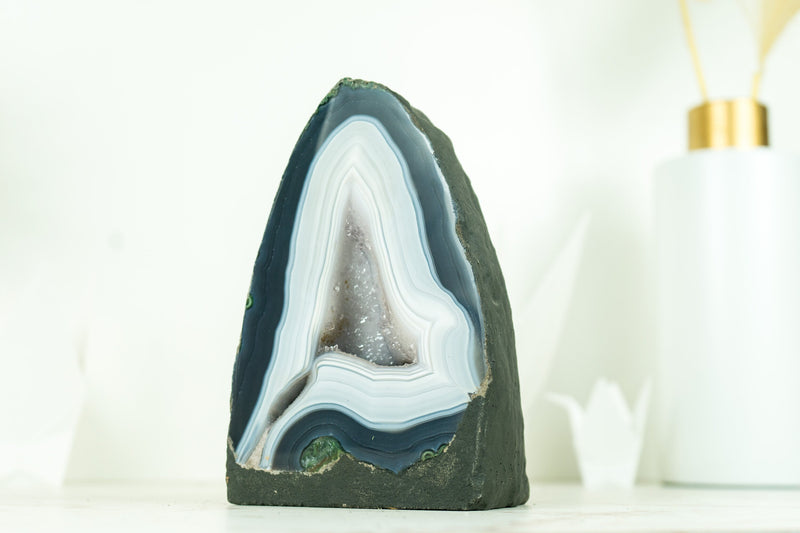 Wunderschöne blaue und weiße Spitze Achat Geode mit weißen Galaxy Druzy