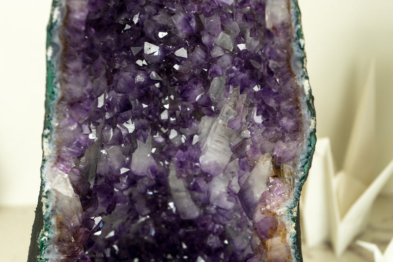 Große, tiefviolette Amethyst-Kristallgeodenkathedrale mit seltener Drusenformation