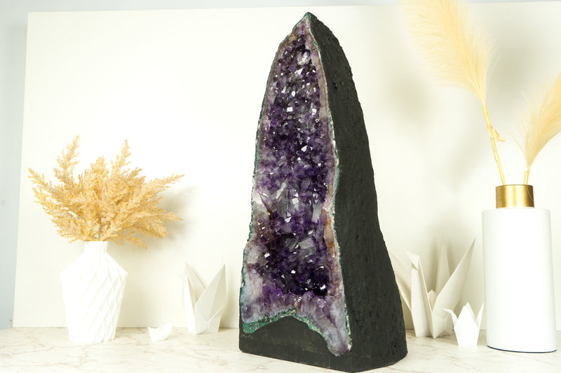 Große, tiefviolette Amethyst-Kristallgeodenkathedrale mit seltener Drusenformation