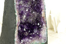 Große, tiefviolette Amethyst-Kristallgeode-Kathedrale, mit seltenem Amethyst-Drusenstein