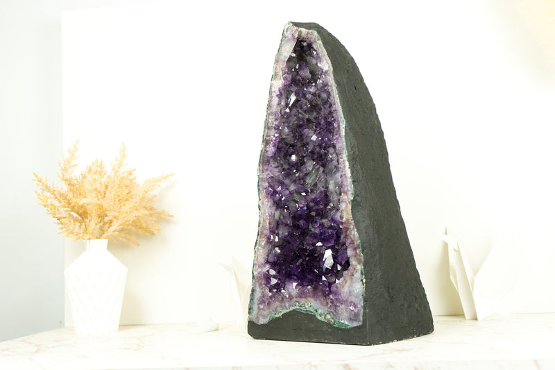 Große, tiefviolette Amethyst-Kristallgeode-Kathedrale, mit seltenem Amethyst-Drusenstein
