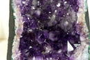 Große, tiefviolette Amethyst-Kristallgeode-Kathedrale, mit seltenem Amethyst-Drusenstein