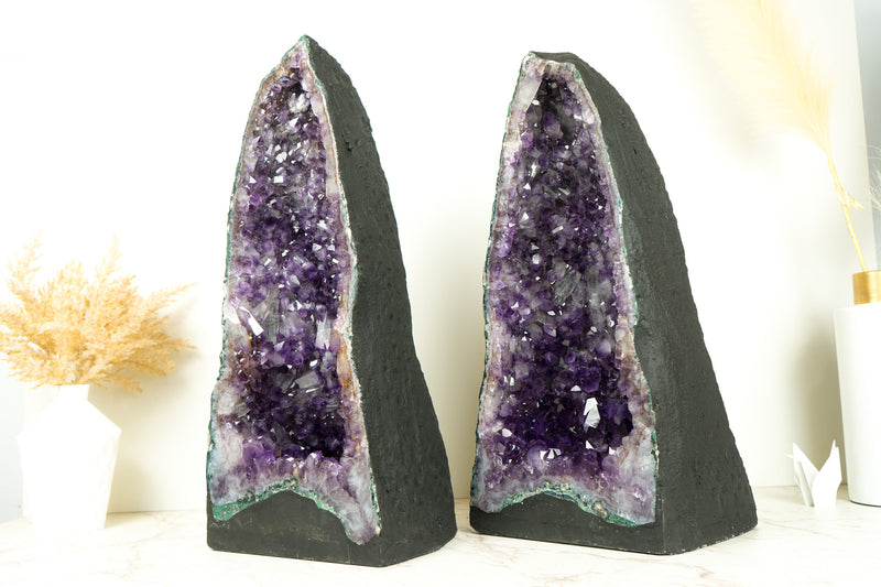Paar große, tiefviolette Geodenkathedralen aus Amethystkristall mit seltener Drusenformation