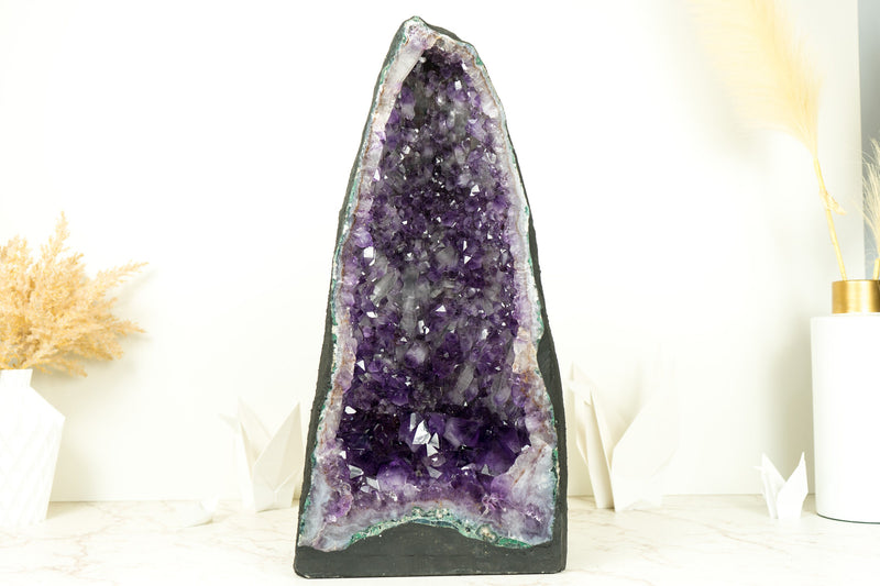 Paar große, tiefviolette Geodenkathedralen aus Amethystkristall mit seltener Drusenformation