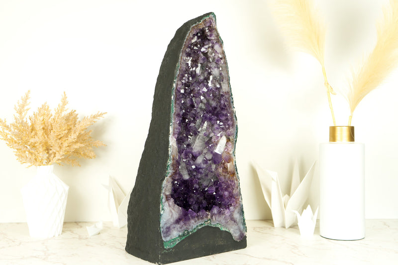 Paar große, tiefviolette Geodenkathedralen aus Amethystkristall mit seltener Drusenformation
