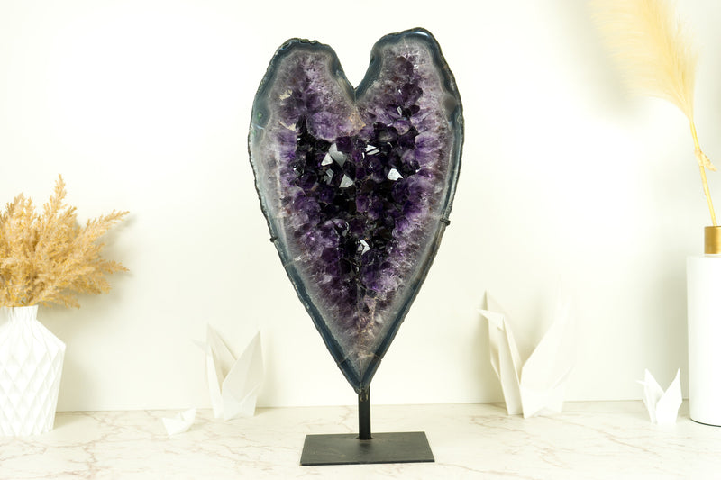 Natürlich geformtes großes Amethystherz mit dunkelviolettem Amethyst-Druzy