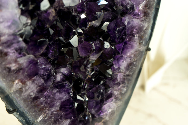 Natürlich geformtes großes Amethystherz mit dunkelviolettem Amethyst-Druzy