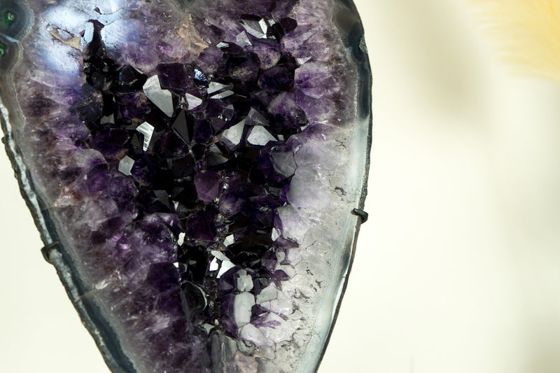 Natürlich geformtes großes Amethystherz mit dunkelviolettem Amethyst-Druzy