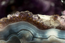 Natürliche blau gebänderte Achat-Geode mit seltener tiefvioletter Amethyst-Krone