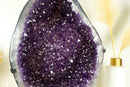 Spektakulärer großer Amethyst-Geodencluster mit violettem Galaxie-Drusenstein und poliertem Achatrand