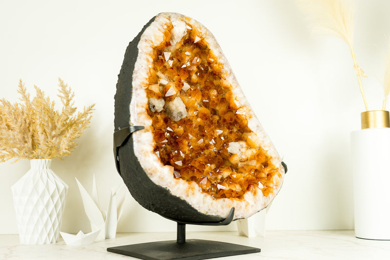 حجر الجيود الأصفر الغني الكبير على حامل مع زهرة الكالسيت الرقيقة - Merchant Stone