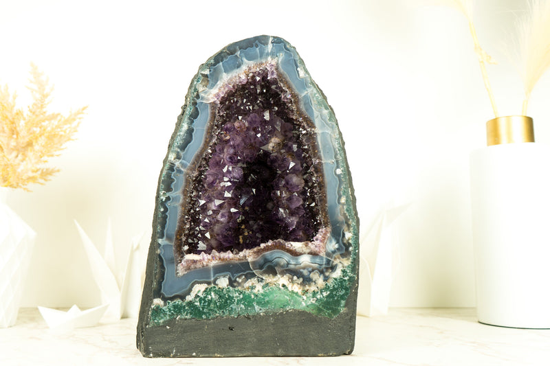 Natürliche blau gebänderte Achat-Geode mit seltener tiefvioletter Amethyst-Krone