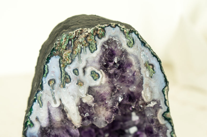Seltene tiefviolette Amethyst-Geode mit Landschaftsachat