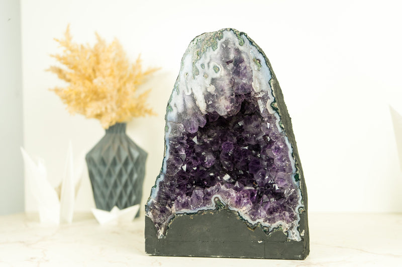 Seltene tiefviolette Amethyst-Geode mit Landschaftsachat