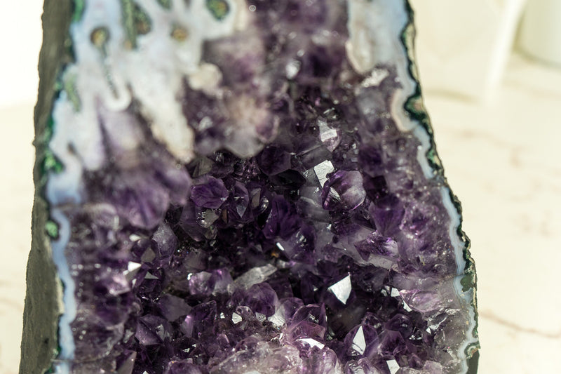 Seltene tiefviolette Amethyst-Geode mit Landschaftsachat