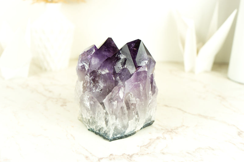Dunkel gesättigter Amethyst-Cluster mit AAA-lila Amethyst-Druzy-Punkten
