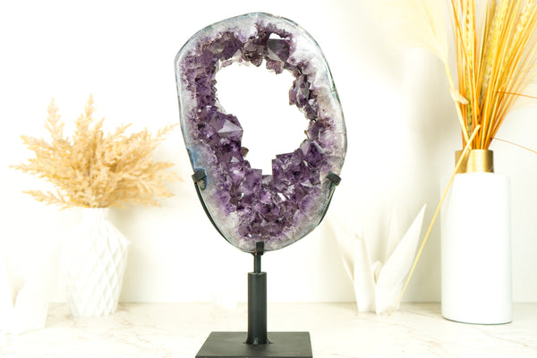 Wunderschöne Amethyst-Kronen-Geodenscheibe mit funkelndem großen lila Drusen auf drehbarem Ständer