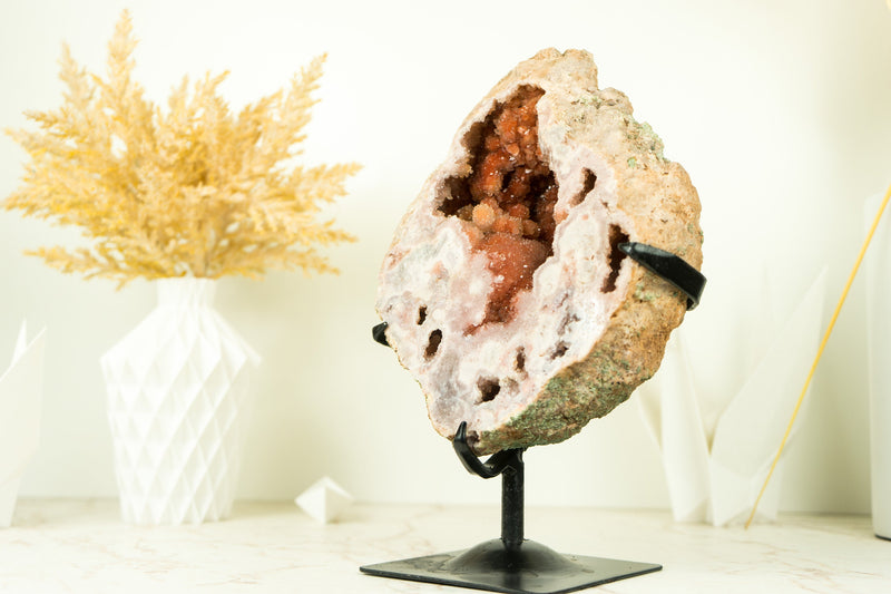 Rosa Amethyst-Geode mit tiefrotem, glänzendem Amethyst-Druzy