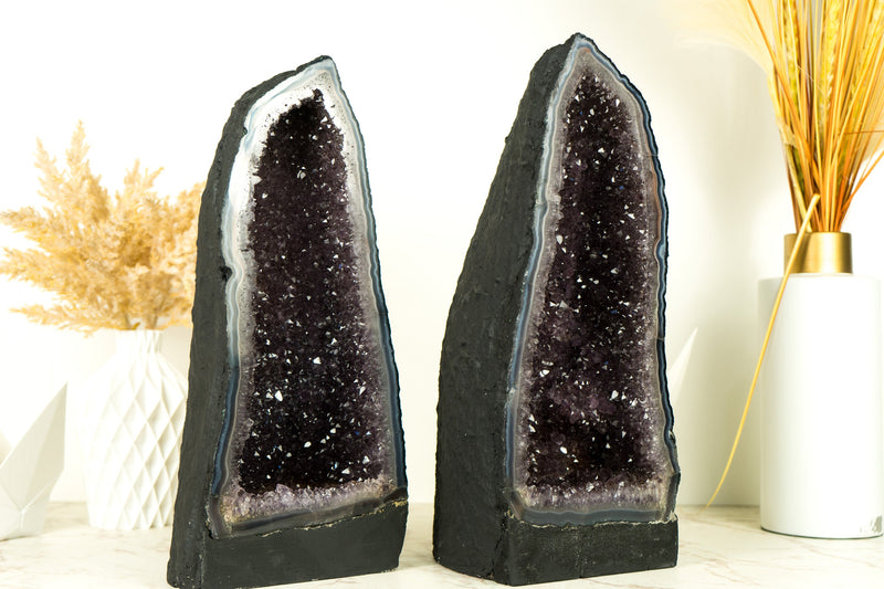 Paar natürliche blaue Spitzenachat-Geoden mit funkelndem Lavendel-Amethyst, ein dekoratives Mittelstück