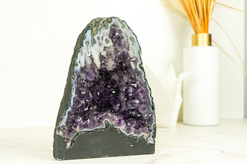 Seltene tiefviolette Amethyst-Geode mit Landschaftsachat