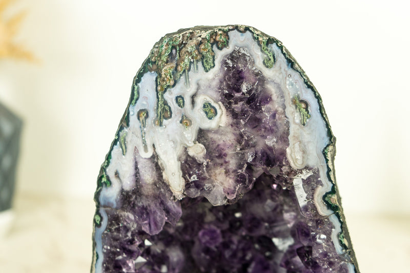 Seltene tiefviolette Amethyst-Geode mit Landschaftsachat