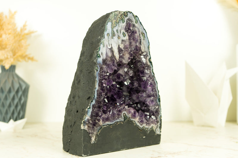 Seltene tiefviolette Amethyst-Geode mit Landschaftsachat