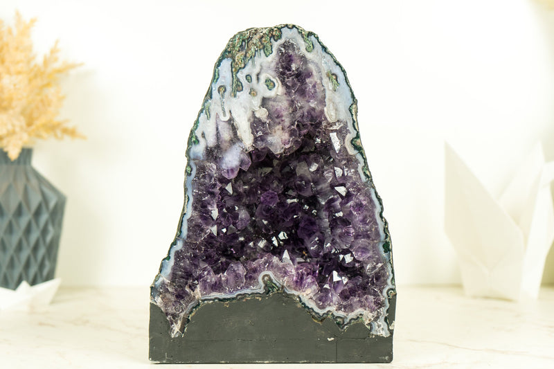 Seltene tiefviolette Amethyst-Geode mit Landschaftsachat