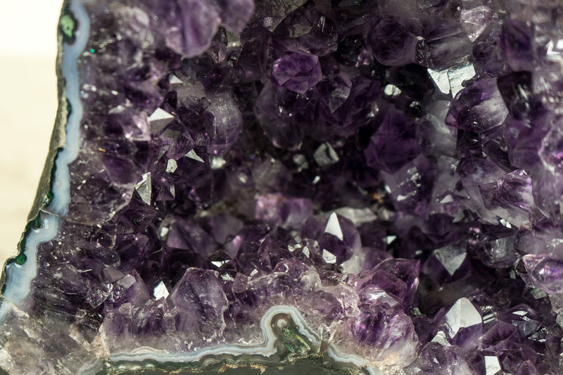Seltene tiefviolette Amethyst-Geode mit Landschaftsachat