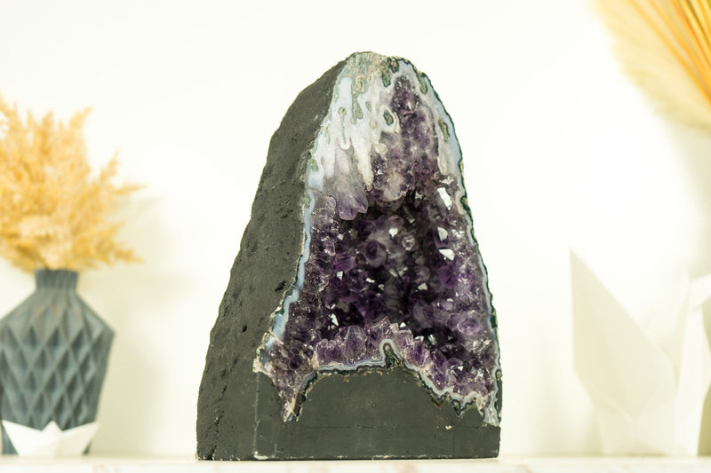 Seltene tiefviolette Amethyst-Geode mit Landschaftsachat