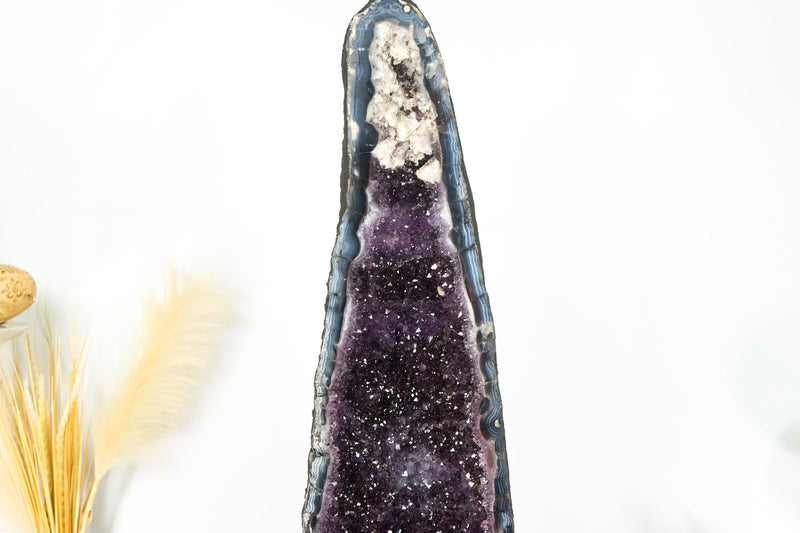 Fantastische Amethyst-Kathedralgeode, mit Spitzenachat, violettem Amethyst und Calcit, große und hohe Geode